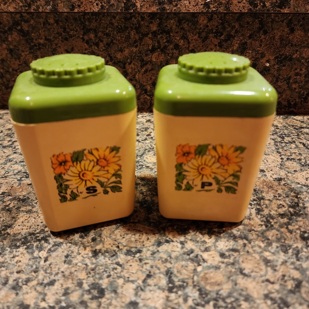 Vintage Sterilite Daisy Salt & Pepper Shakers